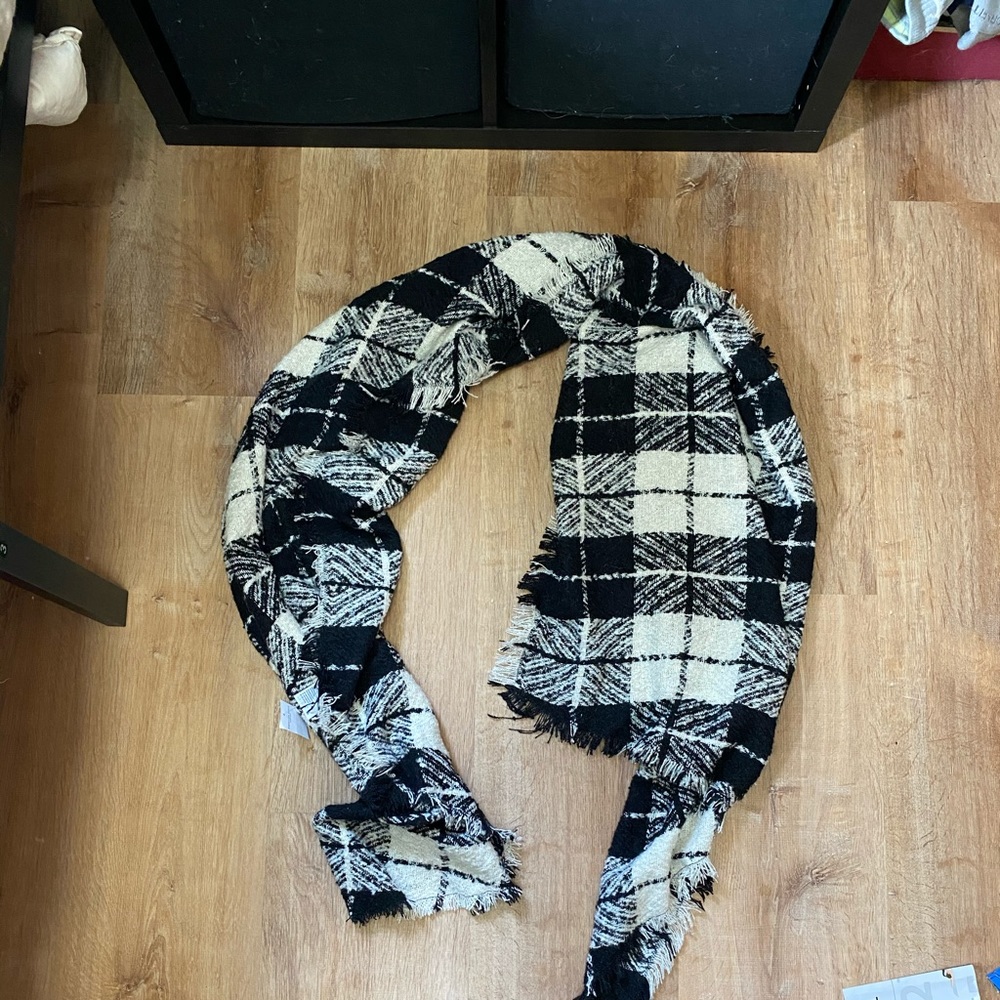 Black and white wrap around scarf